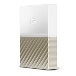 Western Digital Disque dur externe ultra portable My Passport 2 To de WD - USB 3.0 - Blanc-Or - WDBFKT0020BGD-WESN