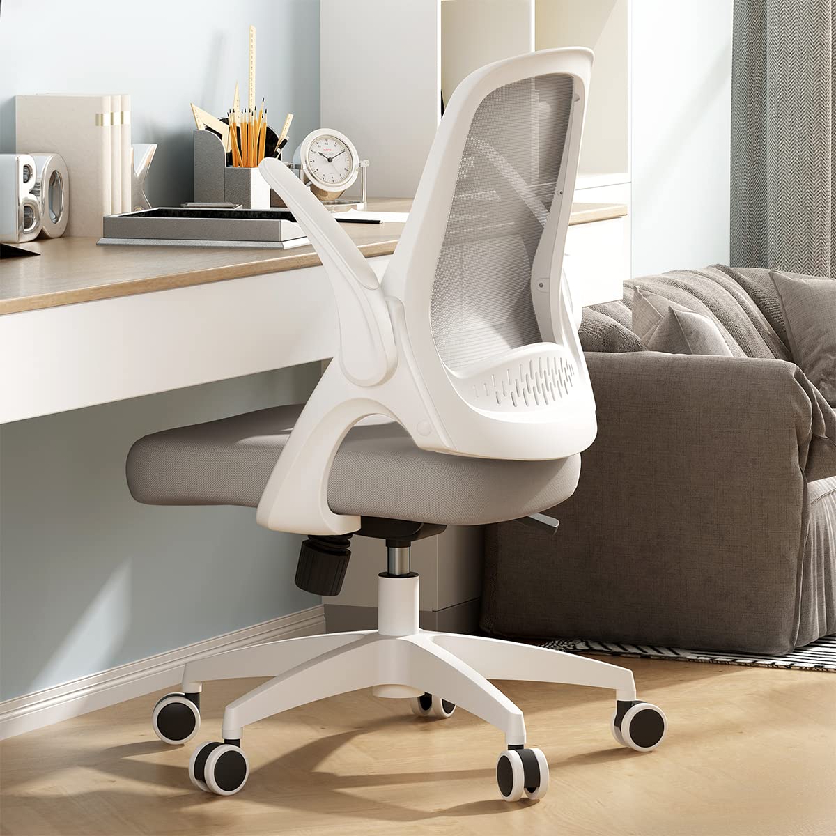 Hbada Chaise de bureau moderne pivotante confortable pour bureau à domicile avec accoudoirs rabattables et hauteur réglable